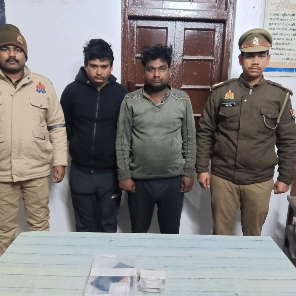 एटीएम कार्ड धोखाधड़ी में 2 अंतरराज्यीय ठग गिरफ्तार:बांदा पुलिस ने आरोपियों को पकड़ा, 5 एटीएम कार्ड और 32 हजार कैश जब्त