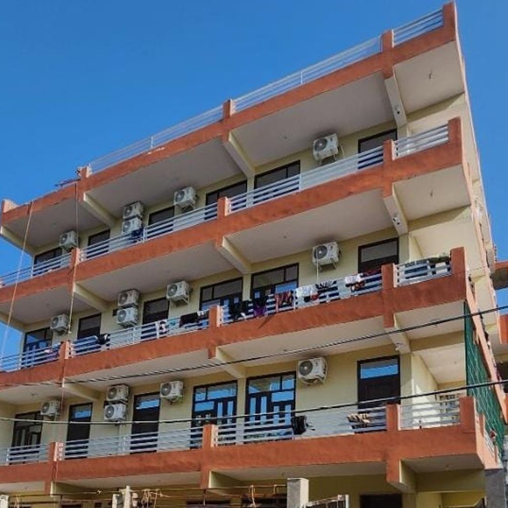 नोएडा में बीटेक छात्र ने किया सुसाइड:शराब पीकर हॉस्टल आया था, पिता के डांटने पर चौथी मंजिल से कूद गया