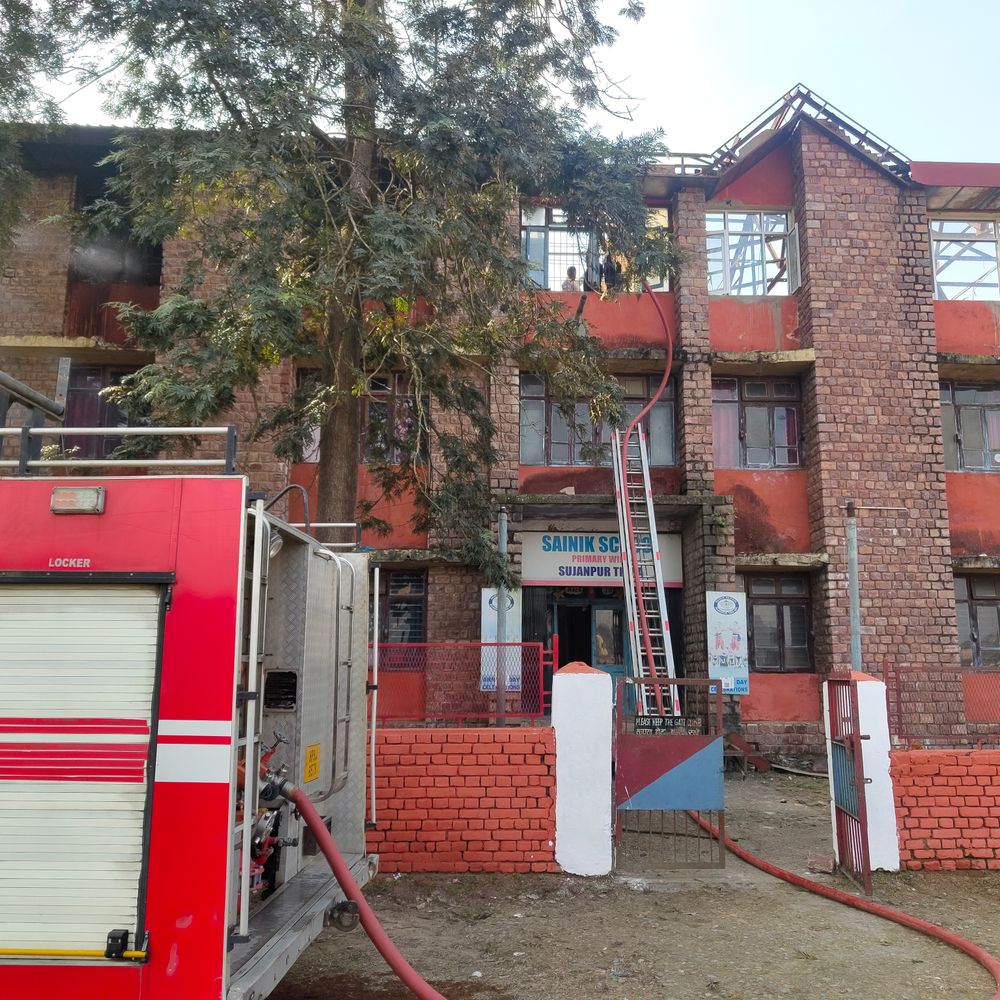 सुजानपुर के सैनिक स्कूल में लगी आग:मेंटेनेंस कार्य के दौरान हुआ हादसा, एनसीसी रुम में रखा सामान जला