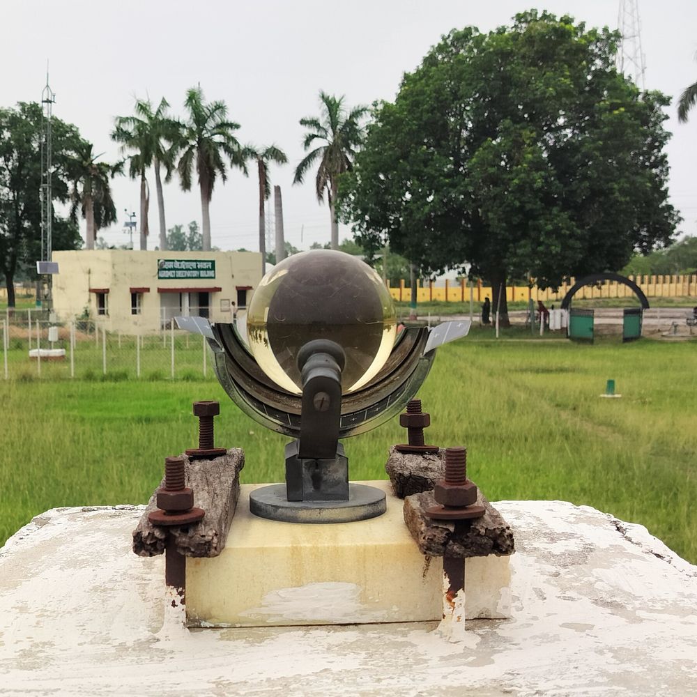 अयोध्या में कड़ाके की ठंड जारी, 4 डिग्री तापमान:कोहरे के बीच प्री-बोर्ड परीक्षा देने पहुंचे छात्र