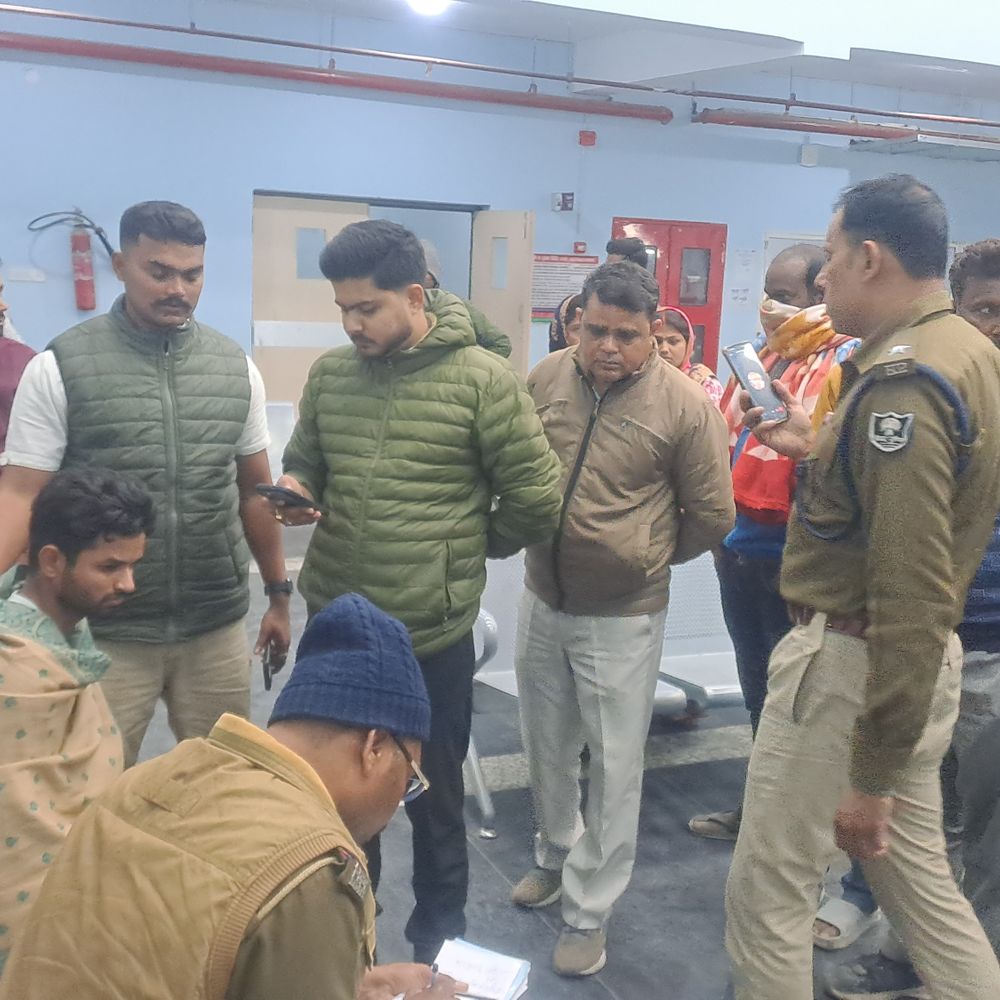 अज्ञात गाड़ी की टक्कर से पिता-बेटी की मौत:गोपालगंज में शादी के कपड़े खरीदकर घर लौटते समय हुआ एक्सीडेंट