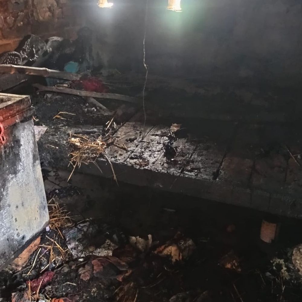 कुंडीला गांव गैस लीकेज के कारण लगी आग:खपरैलनुमा मकान जलकर खाक, लाखों की संपत्ति हुई राख हुई