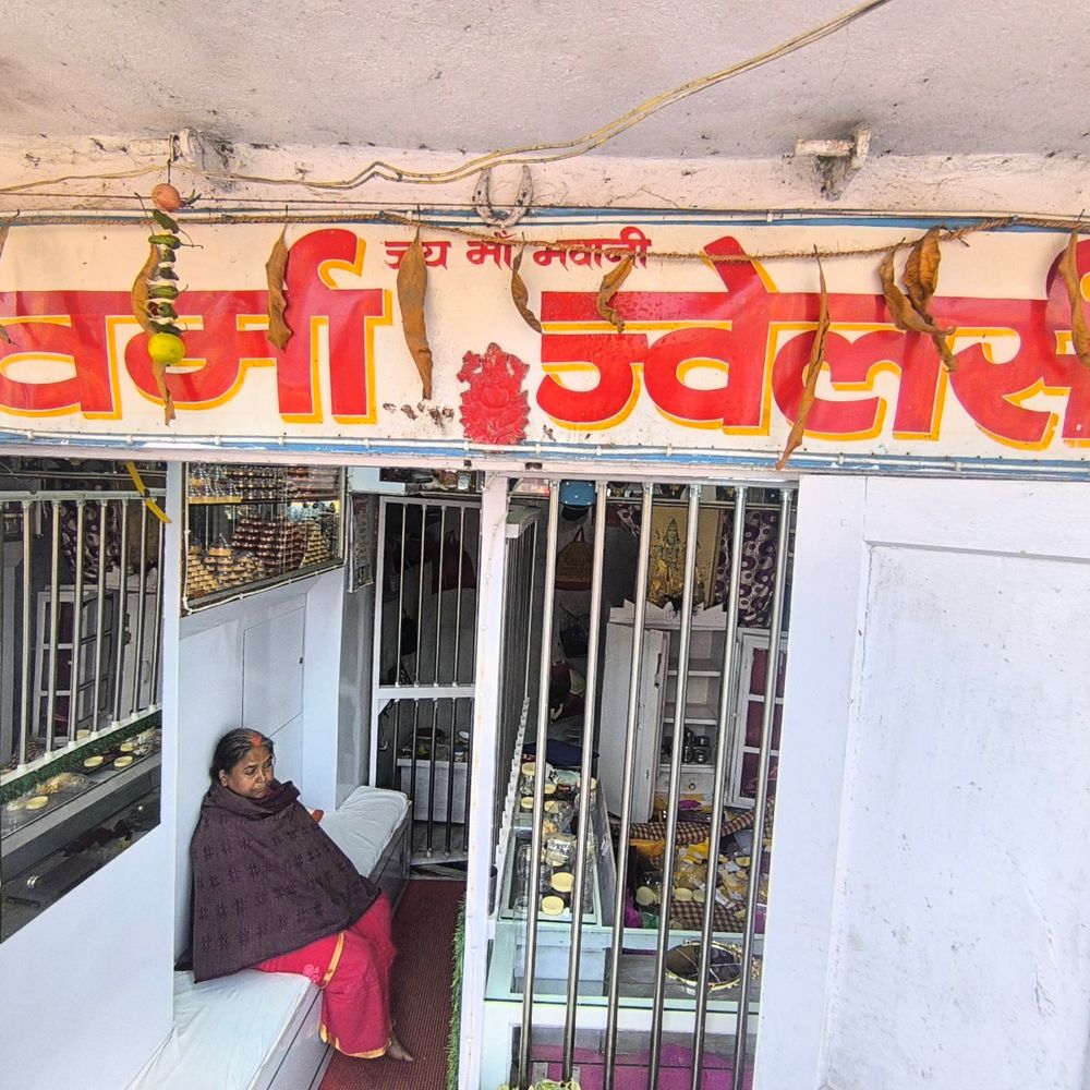 5 ताले तोड़ 8KG चांदी और 16 ग्राम सोना चोरी:कटिहार में 26 लाख के जेवर-नकद ले गए चोर, पुलिस खंगाल रही सीसीटीवी फुटेज