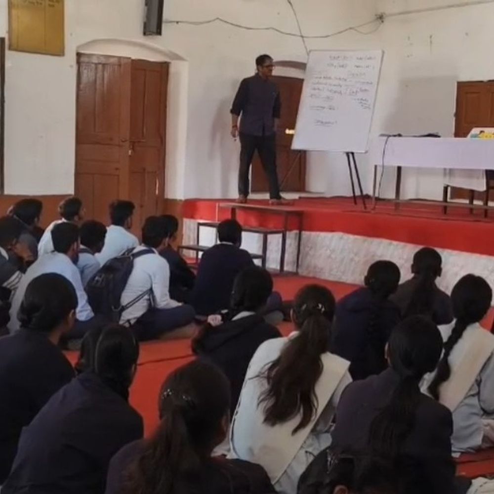 यूपी सरकार ने स्कूलों में अखबार पढ़ाना अनिवार्य किया:चित्रकूट में DM ने छात्रों को दी ‘अखबार की पाठशाला’ की ट्रेनिंग