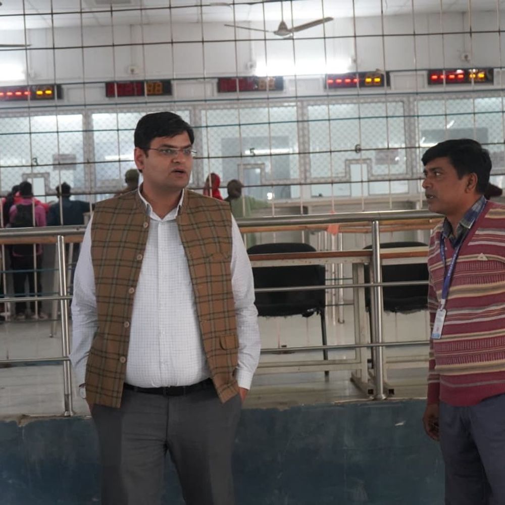 अररिया डीएम ने डीआरसीसी का किया औचक निरीक्षण:युवा योजनाओं की प्रगति और आवेदकों की समस्याओं की समीक्षा