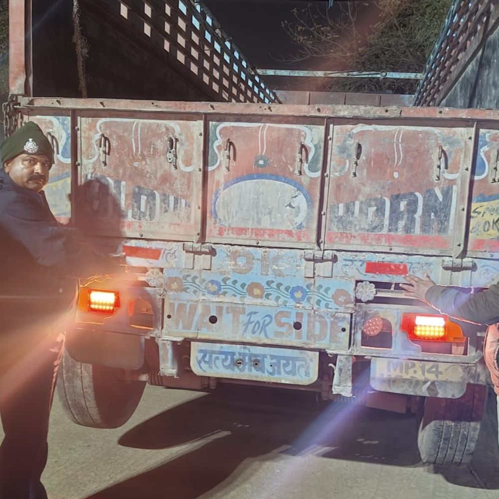 नीमच पुलिस ने 150 भारी वाहनों पर लगाए रेडियम:सड़क सुरक्षा माह की शुरुआत; एसपी बोले- हुड़दंगियों पर भी रहेगी पैनी नजर