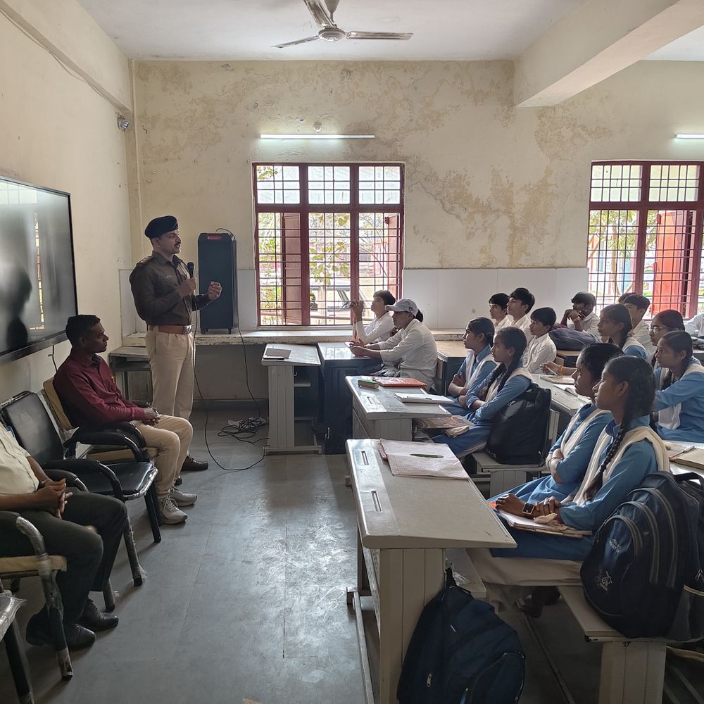 शिकारपुरा टीआई ने स्कूली छात्रों को किया जागरूक:यातायात नियमों, राहगीर और कैशलेस योजना की जानकारी दी
