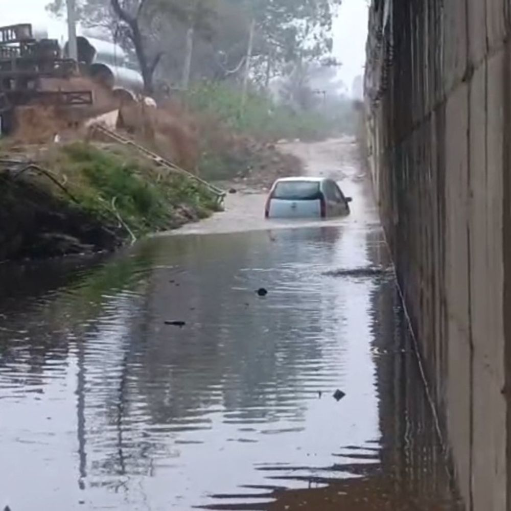 पठानकोट में बरसात के बाद जलभराव:कई जगह पानी में फंसे वाहन, जनजीवन प्रभावित, ठंड बढ़ी, स्वास्थ्य विभाग ने जारी की एडवाइजरी