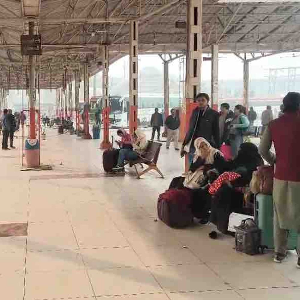 गाजियाबाद में गणतंत्र दिवस को लेकर हाई अलर्ट:मेट्रो स्टेशनों पर कड़ी सुरक्षा, न्यू अशोक नगर-आनंद विहार की पार्किंग 24 घंटे बंद