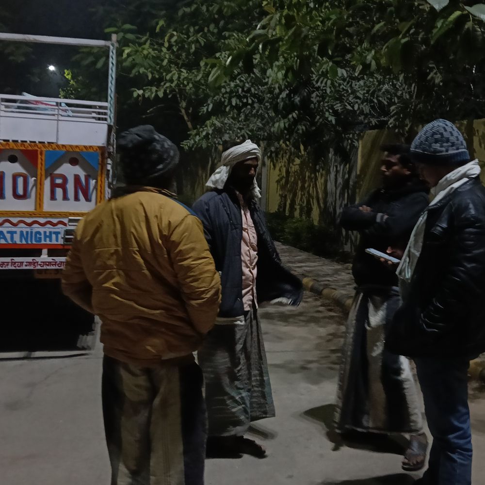 पूर्णिया में सड़क हादसे में 2 दोस्तों की मौत:तेज रफ्तार ट्रक ने कुचला, रिश्तेदार के घर से लौट रहे थे; 15 जनवरी को दुबई जाने का प्लान था