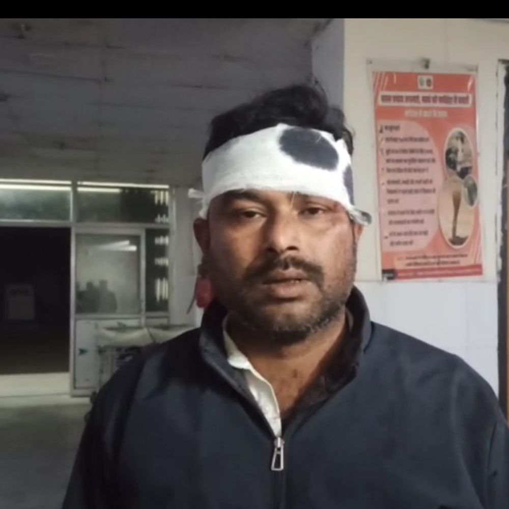 सिद्धार्थनगर में युवक की बेरहमी से पिटाई VIDEO:मामूली विवाद पर लात-घूसों से पीटा, मामले की जांच शुरू