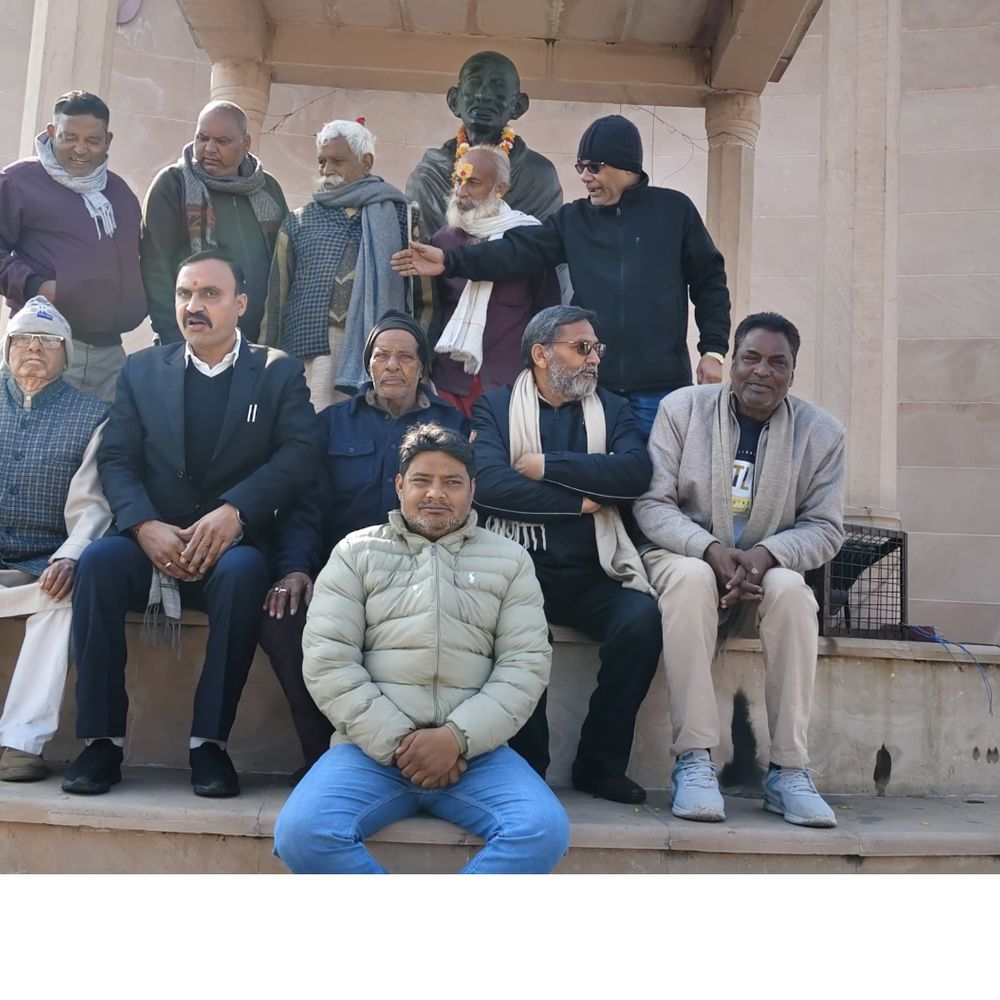 हाथरस में महात्मा गांधी की पुण्यतिथि मनाई गई:कांग्रेसियों ने गांधी पार्क में कार्यक्रम आयोजित कर श्रद्धांजलि दी