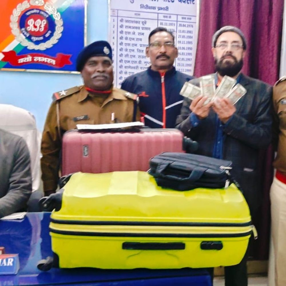 बक्सर RPF ने लौटाए 2 लाख कैश:ब्रह्मपुत्र मेल में छूटा बुजुर्ग यात्री का सामान सुरक्षित मिला, 2 अलग-अलग बैग में था पैसा