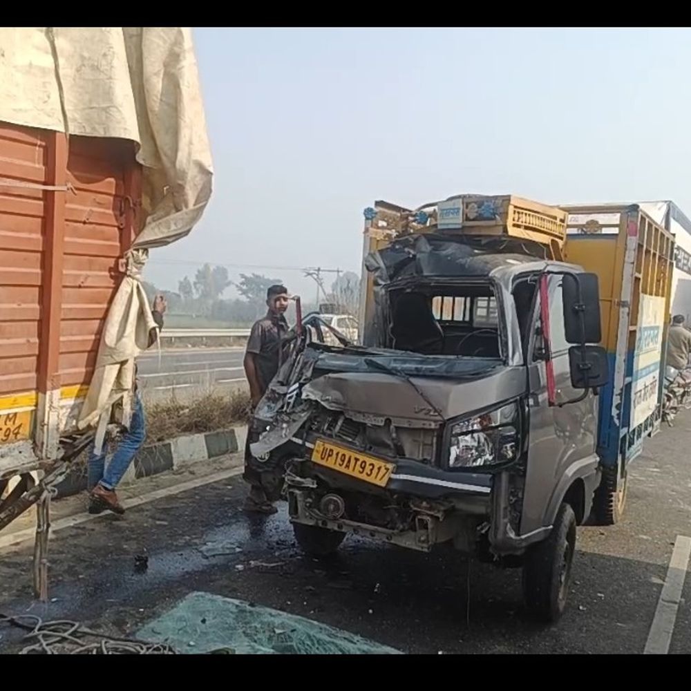 शामली में कोहरे के कारण चार गाड़ियां टकराईं:पानीपत-खटीमा हाईवे पर हादसा, एक चालक गंभीर, गैस सिलेंडर लदे थे