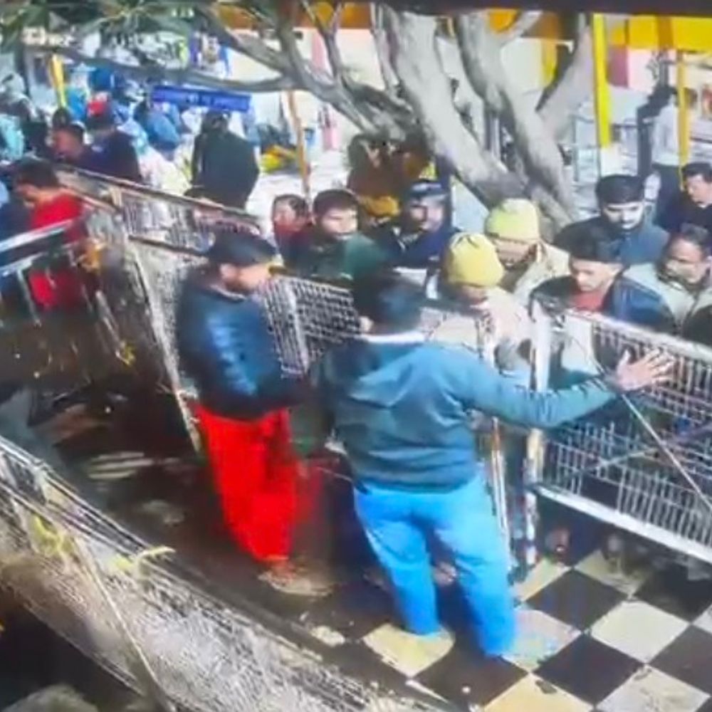 वीआईपी दर्शन के लिए दलाल ने उखाड़ी रेलिंग, वीडियो:पीतांबरा पीठ में उत्तर प्रदेश के मंत्री को दर्शन कराने के लिए दबाव बनाया