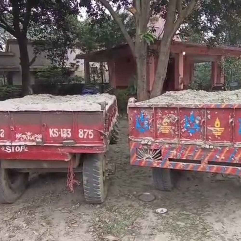 किशनगंज में अवैध खनन पर पुलिस की कार्रवाई:2 बालू लदे ट्रैक्टर जब्त;चालक फरार, लाखों के राजस्व का नुकसान