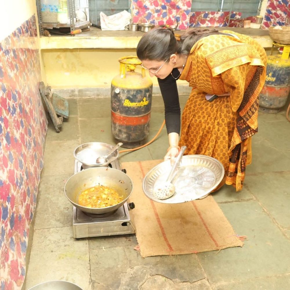 बरहेटा छात्रावासों में अव्यवस्थाएं, अधीक्षक अनुपस्थित मिले:नरसिंहपुर कलेक्टर ने कारण बताओ नोटिस जारी किए, रिकॉर्ड जब्त करने के निर्देश