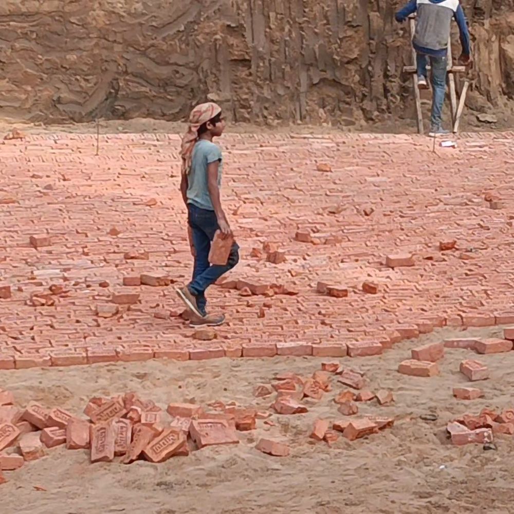 भभुआ स्पोर्ट्स कॉम्प्लेक्स निर्माण में लापरवाही उजागर:बाल मजदुर लगे, घटिया सामग्री का उपयोग और कोई बोर्ड नहीं