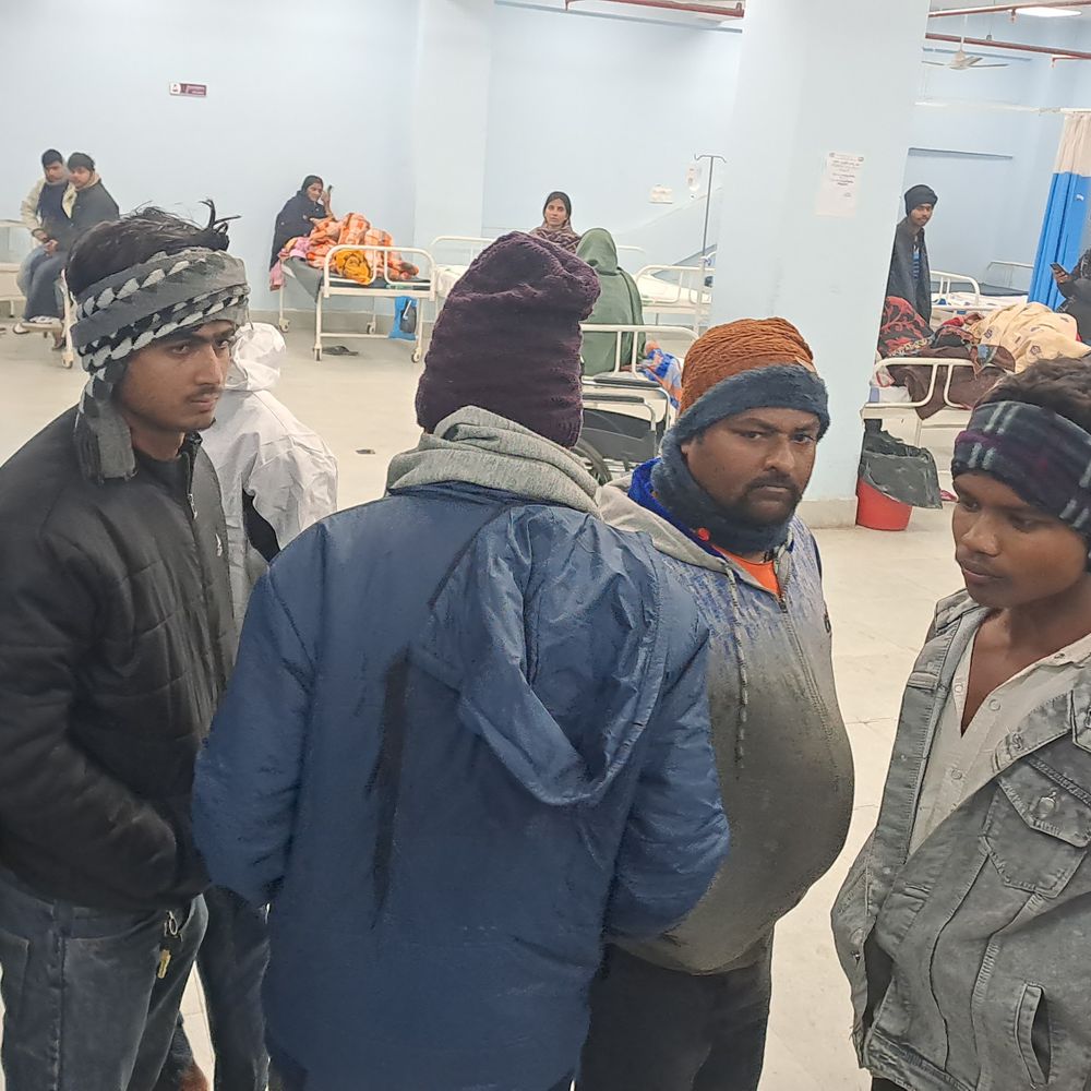 गोपालगंज में डिवाइडर से टकराई अनियंत्रित बाइक, युवक की मौत:दूसरा गंभीर घायल; गोरखपुर रेफर, दोस्तों से मिलकर लौटने के दौरान हादसा