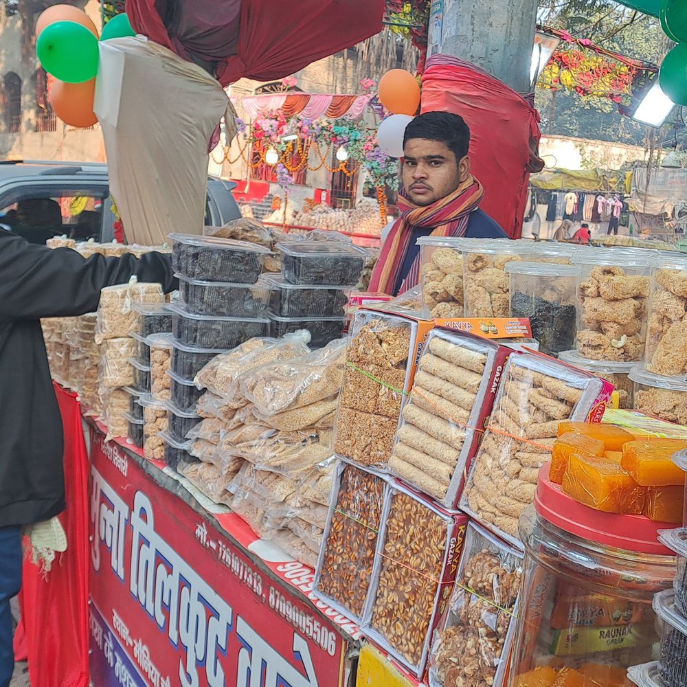 मकर संक्रांति पर तिलकुट 400 से 800 रुपये प्रति किलोग्राम:गोपालगंज में सजी दुकानें, गया के कारीगर बना रहे, कीमतों में भी बढ़ोतरी