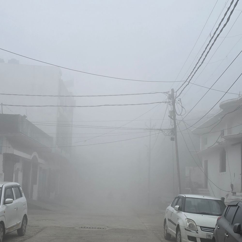 बिजनौर में भीषण सर्दी का प्रकोप जारी:कोहरे से विजिबिलिटी कम, तापमान गिरने से लोग घरों में कैद
