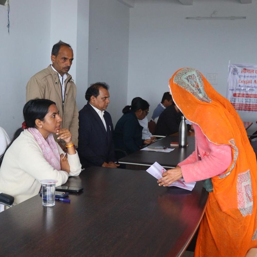 आगर मालवा- जनसुनवाई में 60 शिकायत लेकर पहुंचे लोग:निजी भूमि पर सड़क बनाने का आरोप, बोले- साहब पाइपलाइन की मरम्मत करा दो