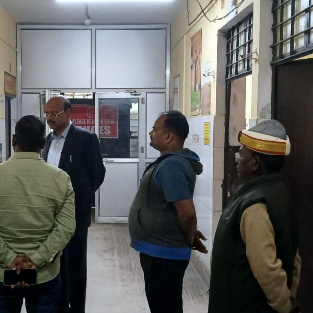 CMO ने मिल्कीपुर CHC का औचक निरीक्षण किया:दवाओं-एम्बुलेंस व कोल्ड चेन का मूल्यांकन, बेहतर इलाज के निर्देश, बोले-लापरवाही पर एक्शन होगा