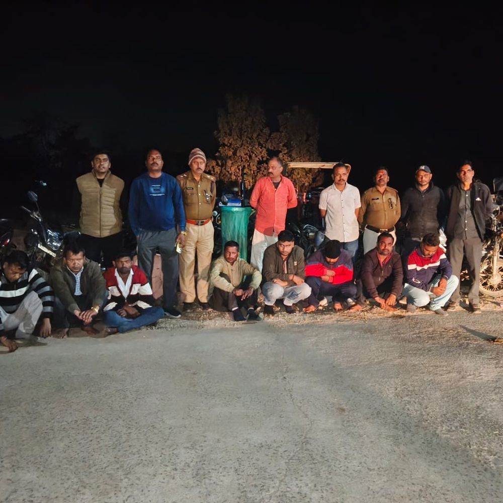 कटनी के जंगल में जुआ फड़ पर छापा:8 आरोपी गिरफ्तार; 1.13 लाख कैश और 18 बाइक और 8 मोबाइल जब्त