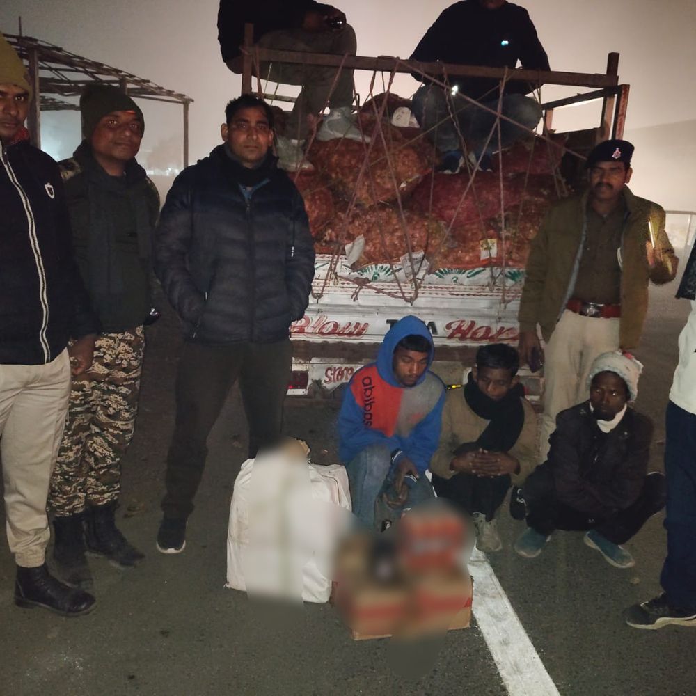 किशनगंज में 3 शराब तस्कर गिरफ्तार:सब्जी लदे पिकअप से शराब जब्त, गलगलिया चेकपोस्ट पर पकड़ी खेप, बेगूसराय ले जाई जा रही थी