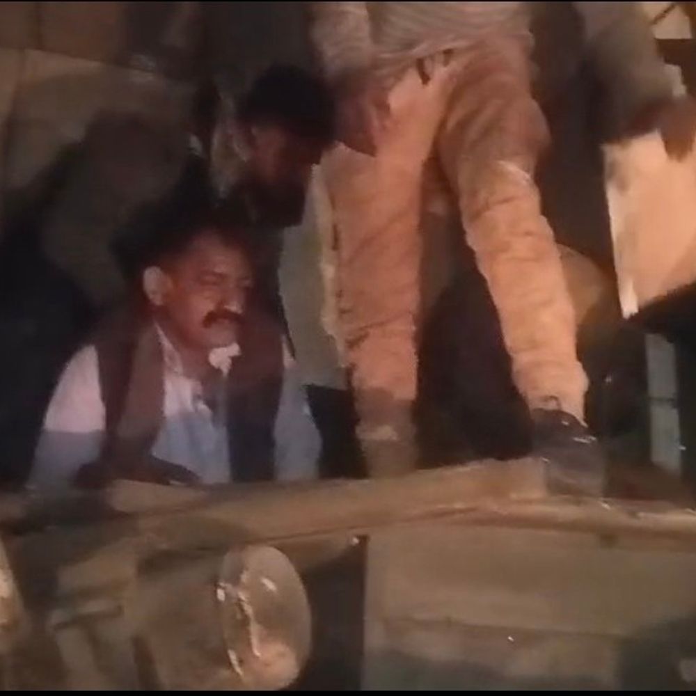 आमस में बस-टेलर की टक्कर में एक की मौत:20 लोग घायल, घटना के बाद ऑटोमैटिक गेट लॉक; लोगों की मदद से घायलों को बाहर निकाला गया