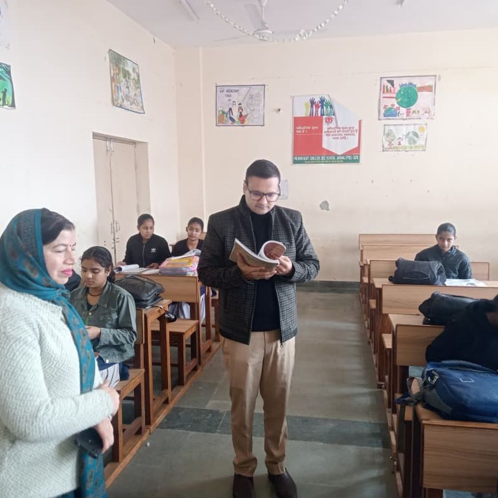 जाखल के स्कूल में अचानक पहुंचे एसडीएम:एक शिक्षक गैरहाजिर मिला; मिड-डे मील की गुणवत्ता की जांच की