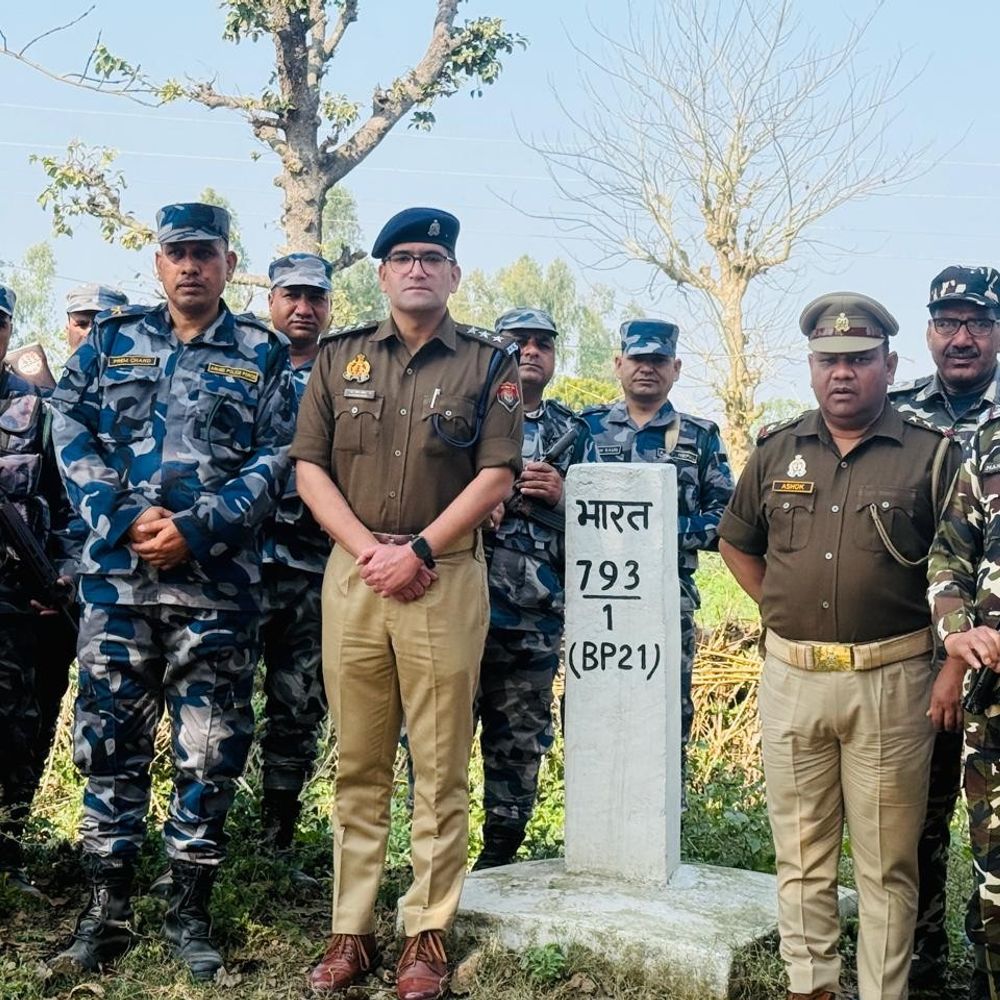गणतंत्र दिवस भारत-नेपाल सीमा पर हाई अलर्ट:SSB और नेपाल पुलिस ने किया संयुक्त फ्लैग मार्च