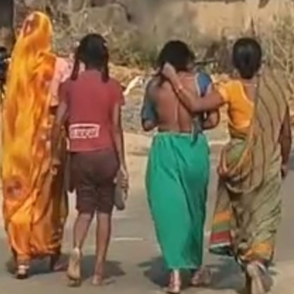 एक्स्ट्रा मैरिटल अफेयर, सौतन को अर्धनग्न कर गांव में घुमाया:वाइफ ने मुंह पर गोबर पोता, कहा-घर उजाड़ने की सजा क्या होती है सोच ले