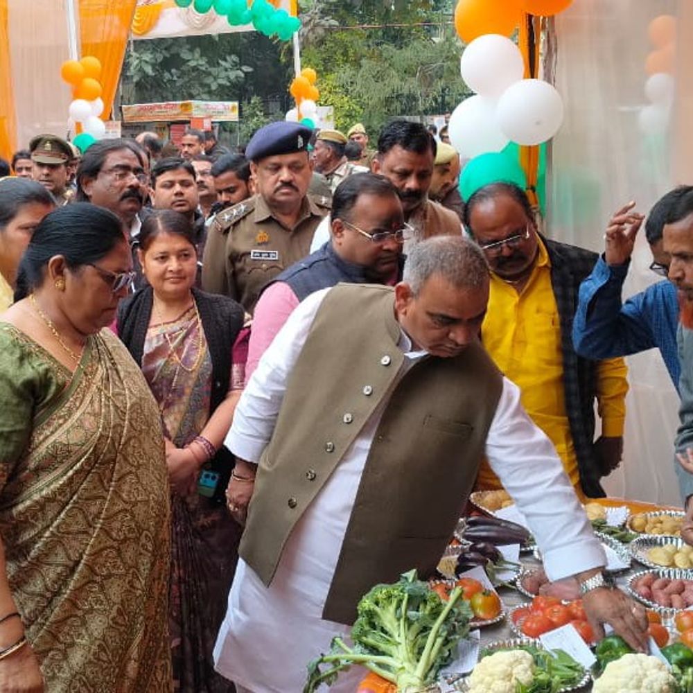 फतेहपुर में यूपी दिवस पर प्रभारी मंत्री ने किया शुभारंभ:प्रदर्शनी और सरस मेले का उद्घाटन, लाभार्थियों को मिला सम्मान