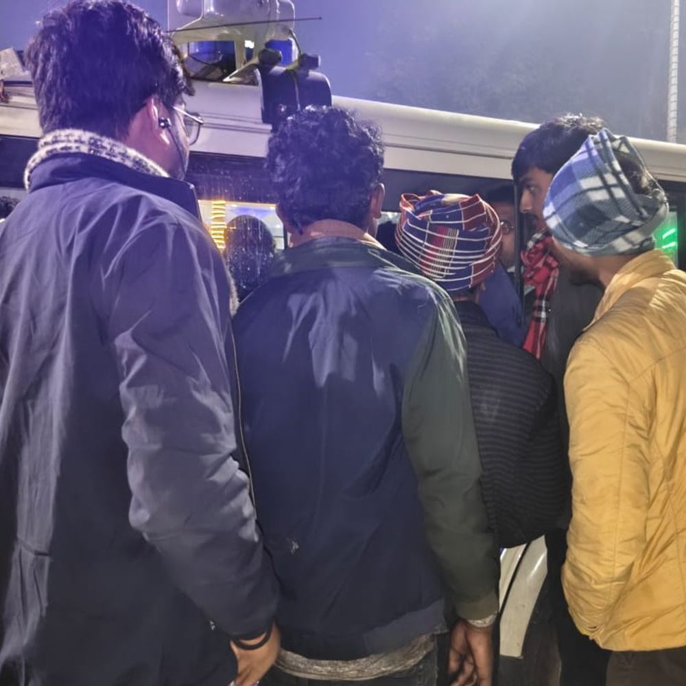 पूर्णिया में रंगे हाथ धराया चोर:मोबाइल झपटकर बाइक से भाग रहा था, पिटाई के बाद लोगों ने किया पुलिस के हवाले किया