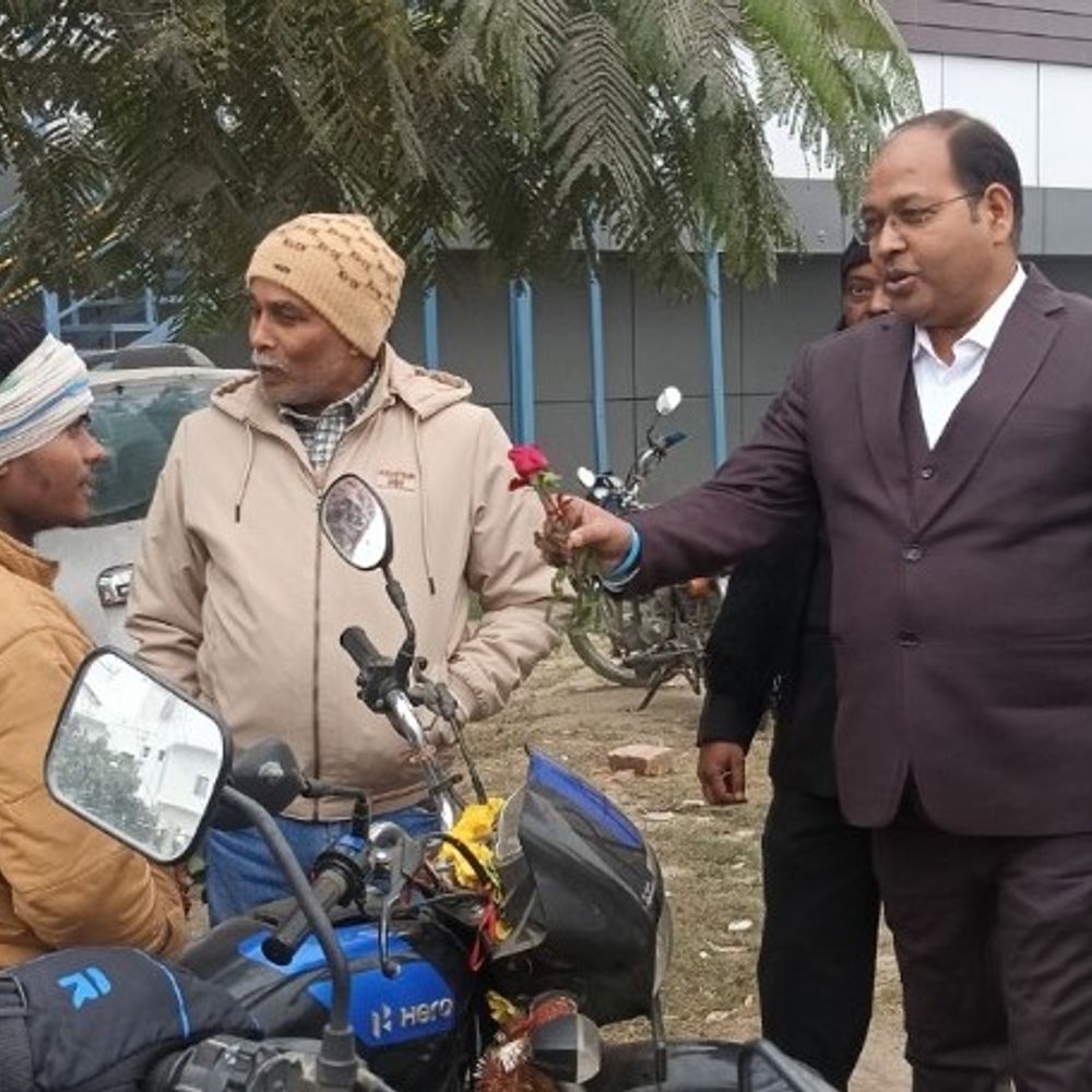 समस्तीपुर में सड़क सुरक्षा माह की शुरुआत:यातायात नियम का उल्लंघन करने पर दिया गुलाब, कहा- अगली बार फाइन लगेगा