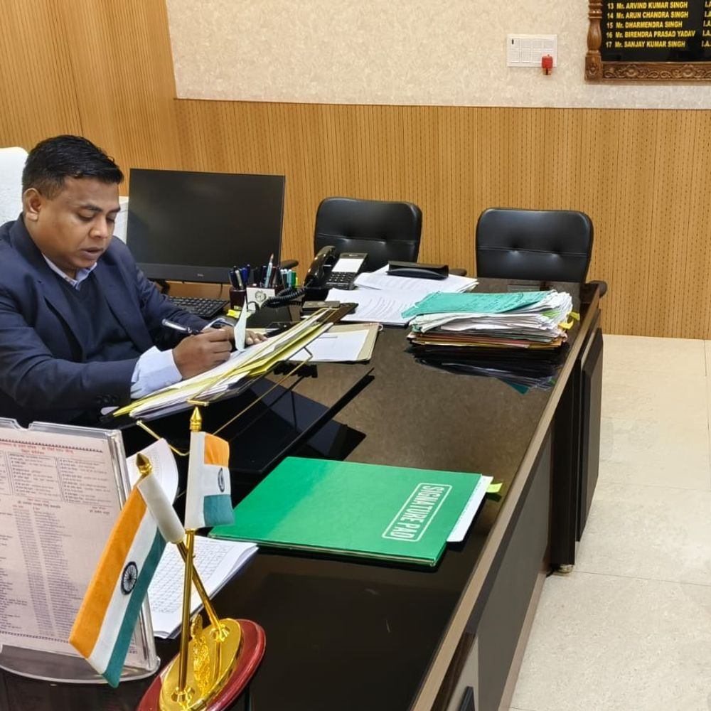 ठंड के बावजूद जनता दरबार में उमड़ी भीड़:शेखपुरा में DM शेखर आनंद ने 63 मामलों की सुनवाई की