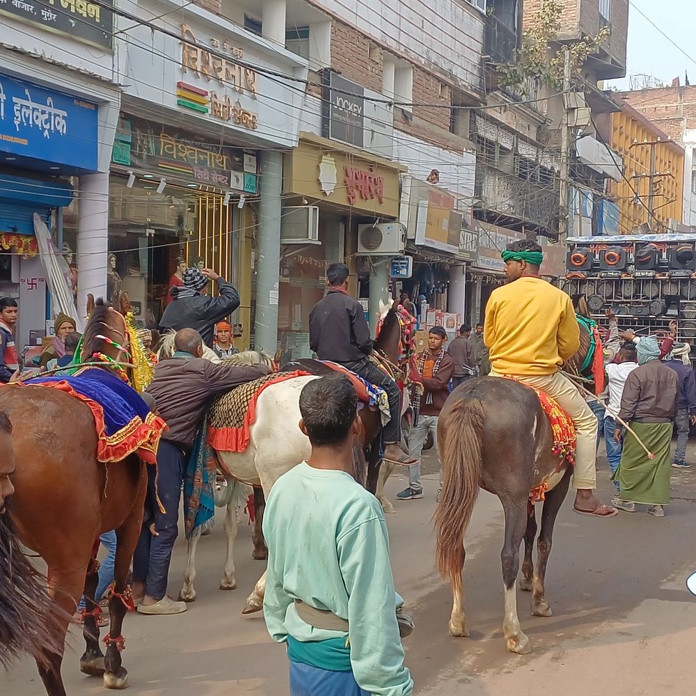 मुंगेर में बेटे ने मां की अंतिम इच्छा की पूरी:भोजपुरी गीतों पर नाचते हुए 5 KM तक निकाली शवयात्रा, 95 की उम्र में हुआ निधन