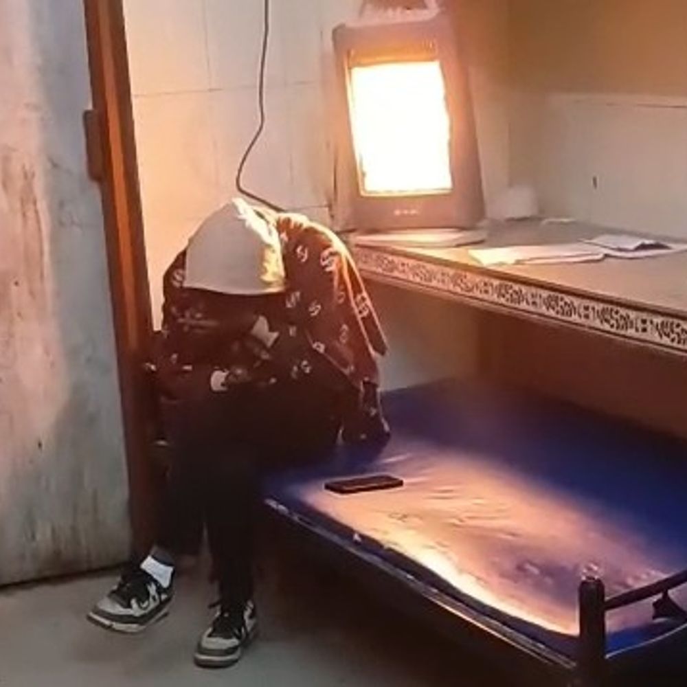 समस्तीपुर में कड़ाके की ठंड,सदर अस्पताल में सुविधाओं की कमी:इमरजेंसी वार्ड में कंबल-हीटर की व्यवस्था नहीं; मरीज के परिजन बोले- सिर्फ चादर मिला है