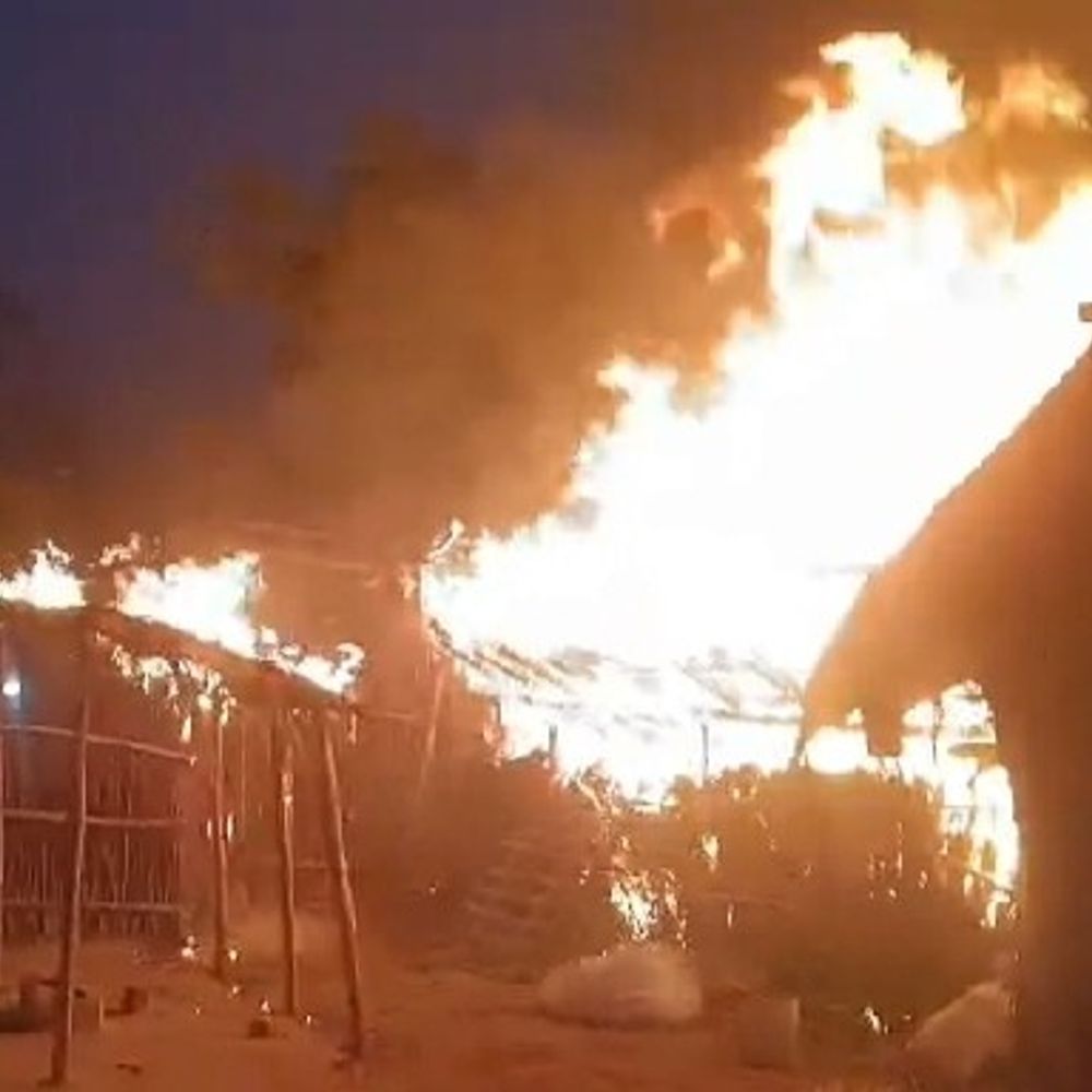 भागलपुर में शॉर्ट-सर्किट से 5 घर जल गए:एक घर से उठी चिंगारी फैली, लपटें बुझाने में लगे 2 घंटे; ढाई लाख से ज्यादा नुकसान