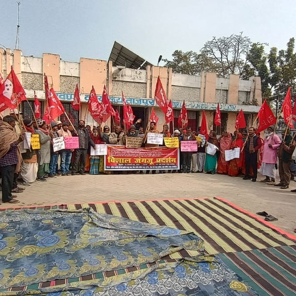 खाद की कालाबाजारी रोकने की मांग को लेकर विरोध-प्रदर्शन:नेताओं ने किसानों को तंग करने का आरोप लगाया, कहा- आत्महत्या के अलावा कोई उपाय नहीं