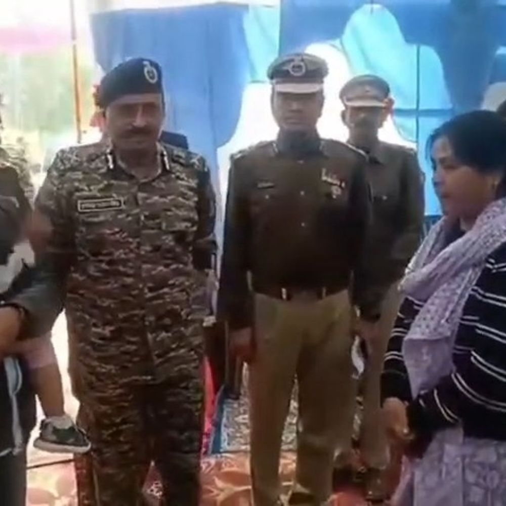 झारखंड में शहीद CRPF इंस्पेक्टर के घर पहुंचे डीजी:दरभंगा रेंज की डीआईजी, समस्तीपुर के एसपी भी रहे मौजूद; नक्सली अटैक में गई थी जान