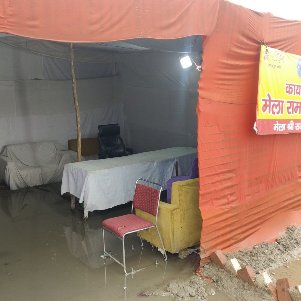 रामनगरिया में बारिश का प्रकोप, मेला कार्यालय में पहुंचा पानी:कल्पवासियों की राउटियों में पानी भरा, राशन खराब