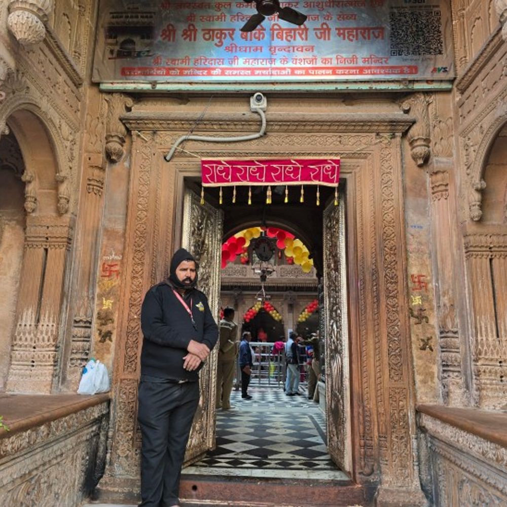 बांके बिहारी मंदिर के चंदन कोठरी से उखड़ी मिली चांदी:फोटो सामने आने के बाद कमेटी ने दी सफाई,कहा कैमिकल वाला इत्र लगाने से उखड़ी परत