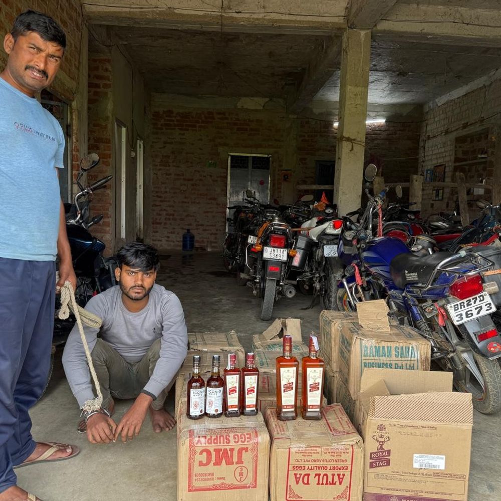 नवादा में 117 लीटर विदेशी शराब मिली:बोलेरो से होनी थी डिलीवरी, एक तस्कर गिरफ्तार, बाइक से हो रही थी लाइनिंग