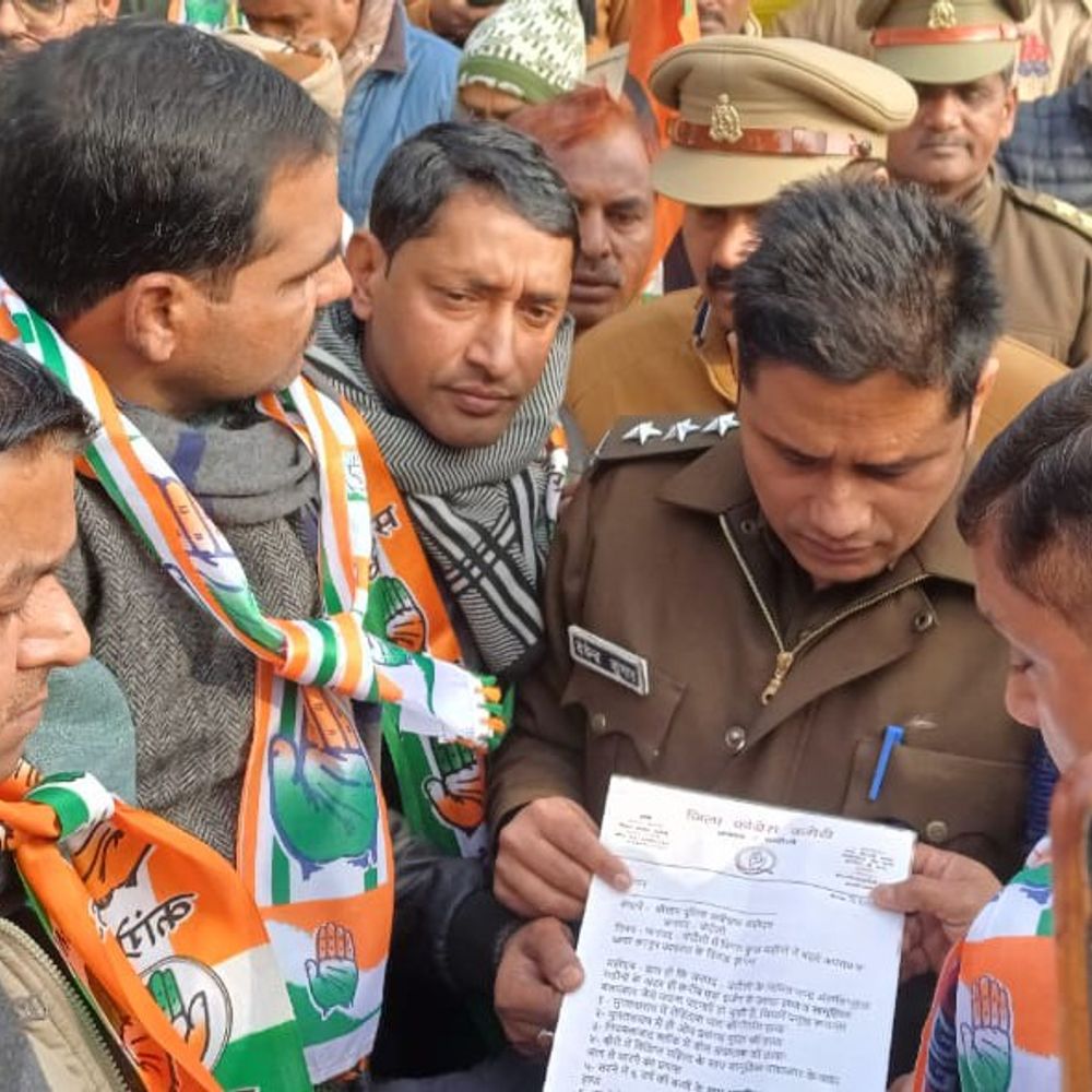 चंदौली में कांग्रेस कार्यकर्ताओं को पुलिस ने रोका:खराब कानून व्यवस्था के खिलाफ प्रदर्शन, एसपी के इस्तीफे की मांग