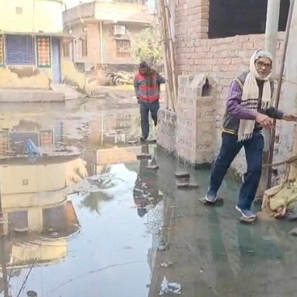 भागलपुर के वार्ड-48 में सड़क पर नाले का पानी:निगम पर लापरवाही का आरोप, कहा- कार्रवाई नहीं हो रही है