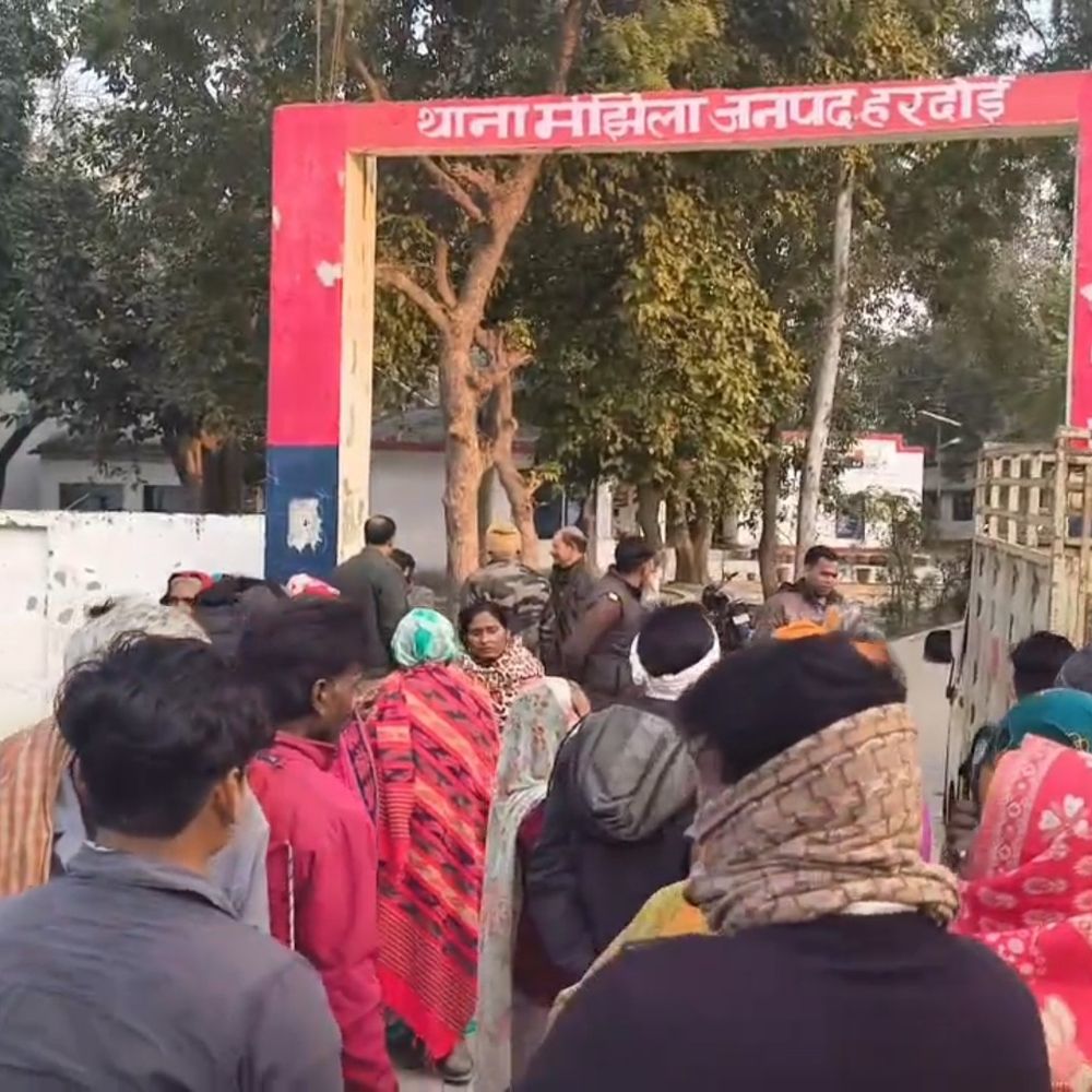 लापता युवक का नदी में मिला शव:परिजनों ने हत्या का आरोप लगाया, थाने के गेट पर शव रखकर किया प्रदर्शन