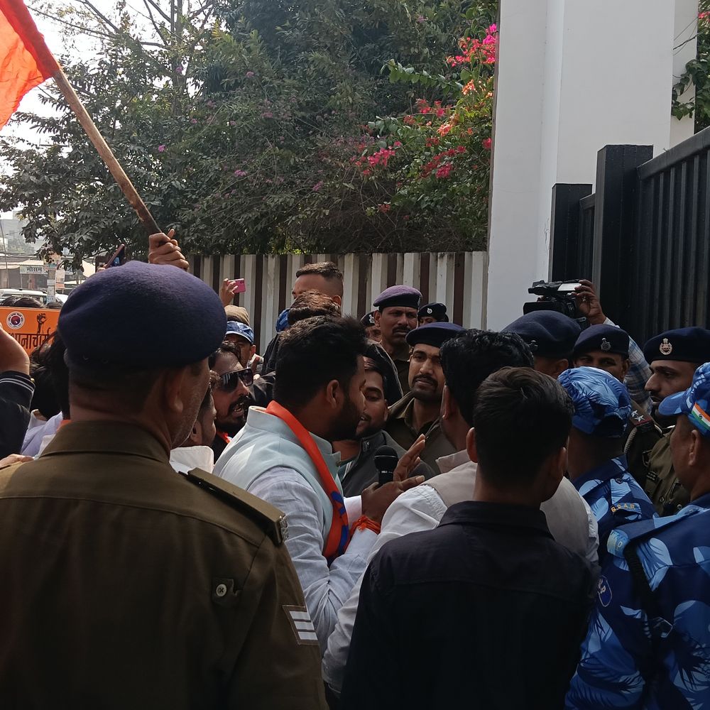 पूर्णिया यूनिवर्सिटी में सीनेट बैठक के बीच ABVP का प्रदर्शन:प्रशासनिक भवन का घेराव कर कार्यकर्ताओं ने नारेबाजी की; कुलपति मुर्दाबाद के नारे भी लगाए