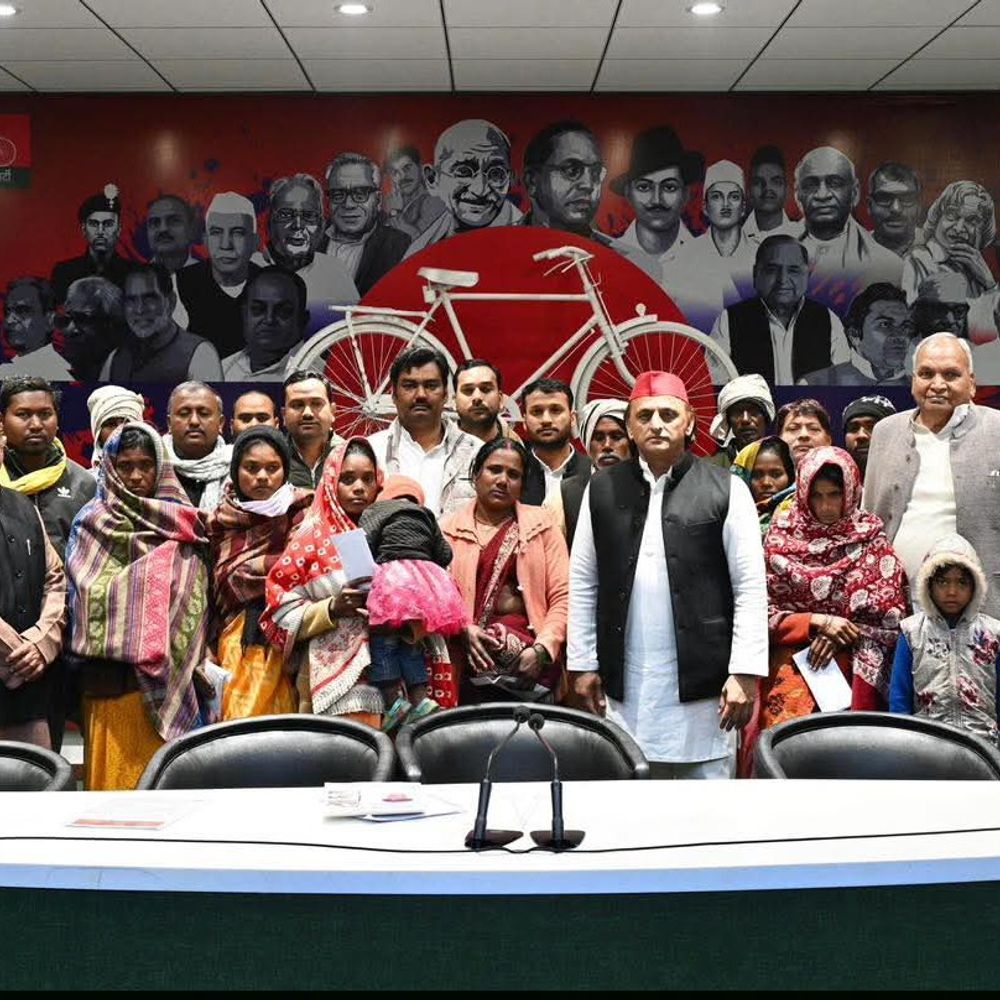 सोनभद्र खनन हादसा, पीड़ित परिजनों ने अखिलेश से की मुलाकात:सरकार पर लगाए गंभीर आरोप, निष्पक्ष जांच की मांग